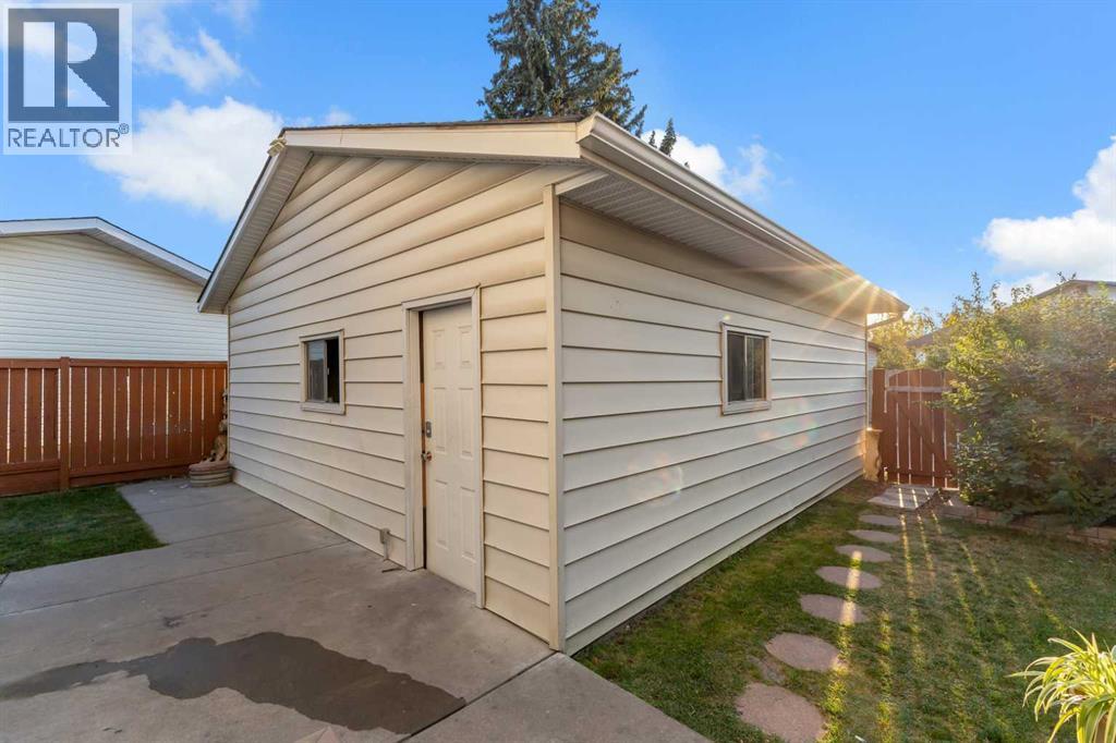 Single Family House 4 Level for Sale in  Templehill Bay NE Temple Calgary 