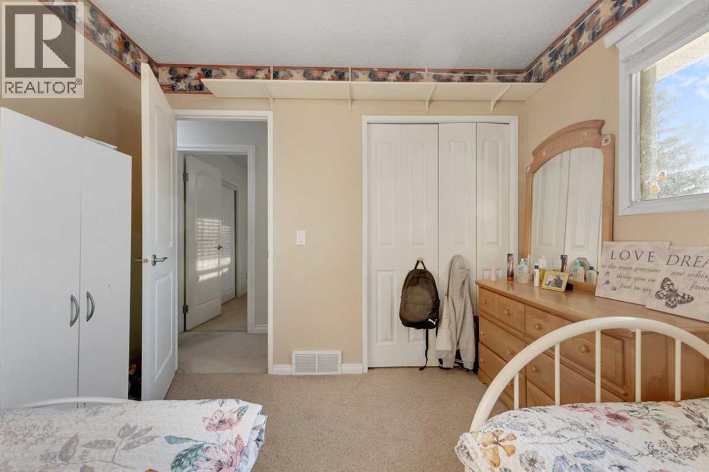 Single Family House 4 Level for Sale in  Templehill Bay NE Temple Calgary 