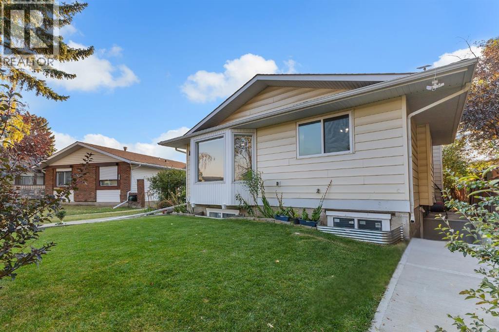 Single Family House 4 Level for Sale in  Templehill Bay NE Temple Calgary 
