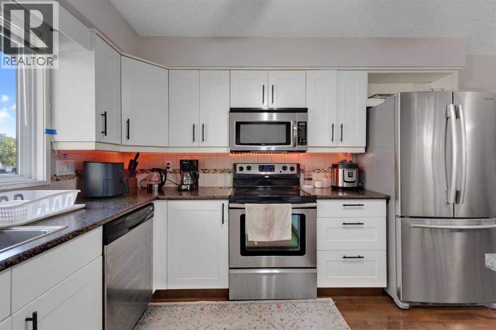 Single Family House 4 Level for Sale in  Templehill Bay NE Temple Calgary 