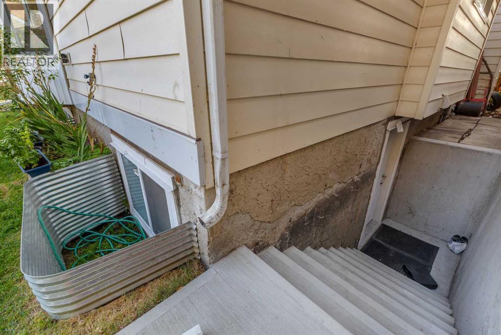 Single Family House 4 Level for Sale in  Templehill Bay NE Temple Calgary 