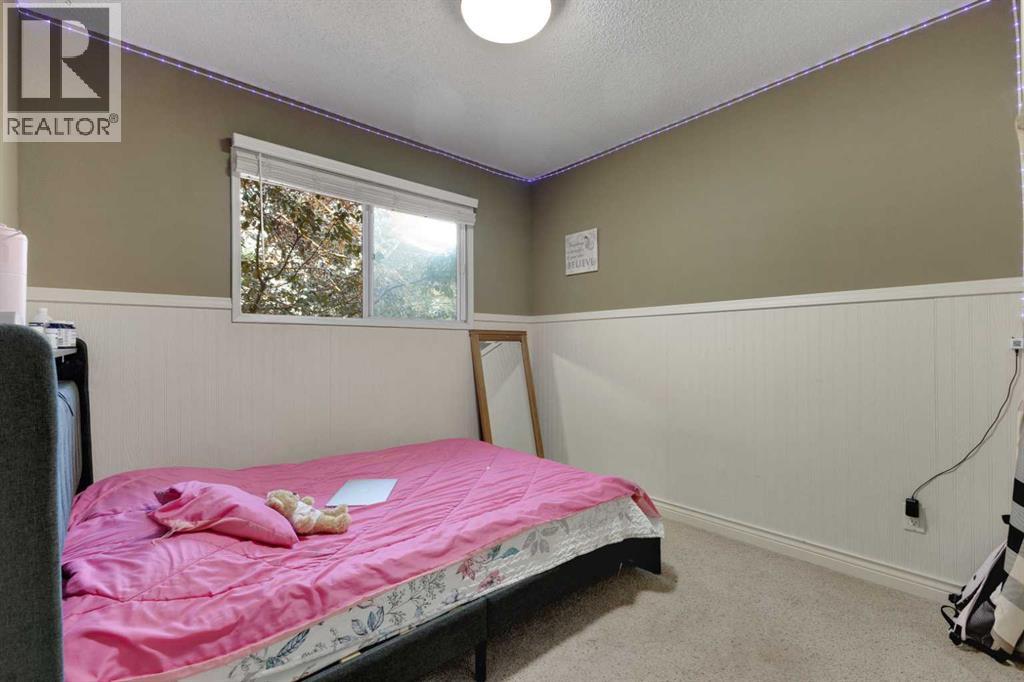 Single Family House 4 Level for Sale in  Templehill Bay NE Temple Calgary 