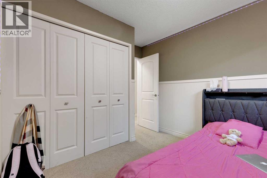 Single Family House 4 Level for Sale in  Templehill Bay NE Temple Calgary 