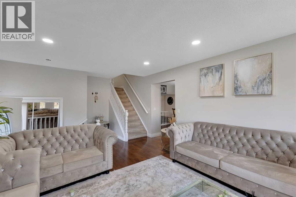 Single Family House 4 Level for Sale in  Templehill Bay NE Temple Calgary 