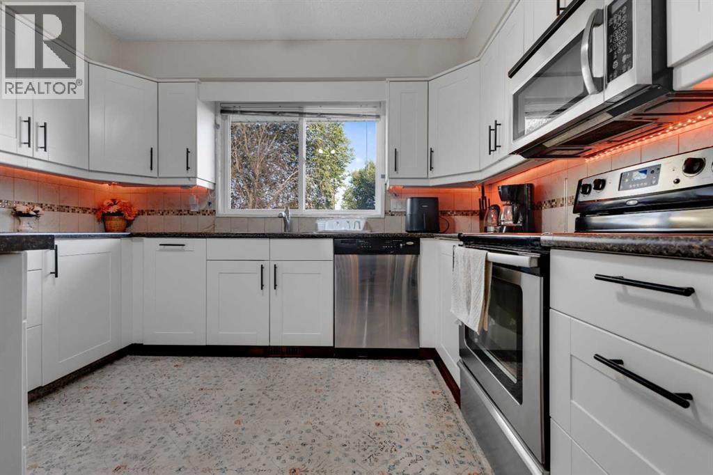 Single Family House 4 Level for Sale in  Templehill Bay NE Temple Calgary 