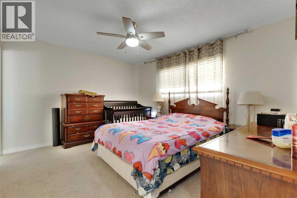 Single Family House 4 Level for Sale in  Templehill Bay NE Temple Calgary 
