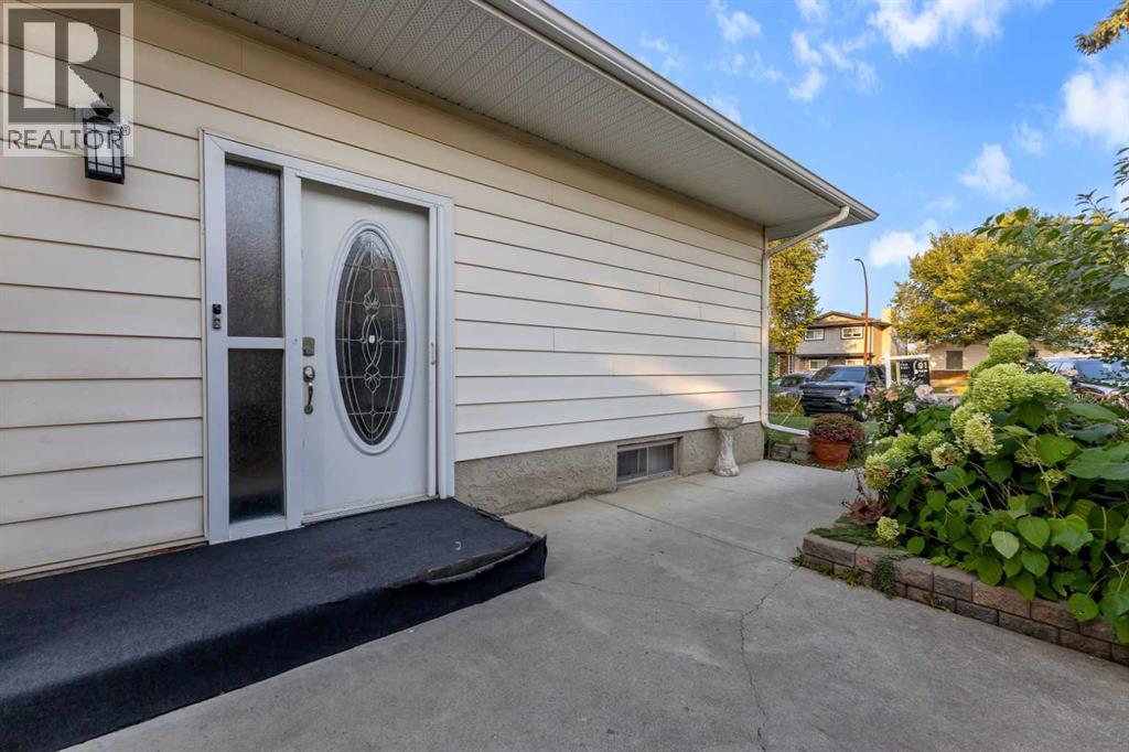 Single Family House 4 Level for Sale in  Templehill Bay NE Temple Calgary 