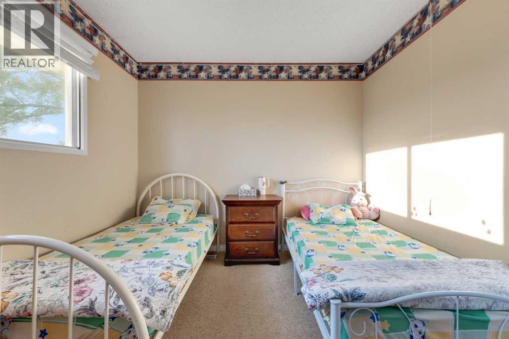 Single Family House 4 Level for Sale in  Templehill Bay NE Temple Calgary 