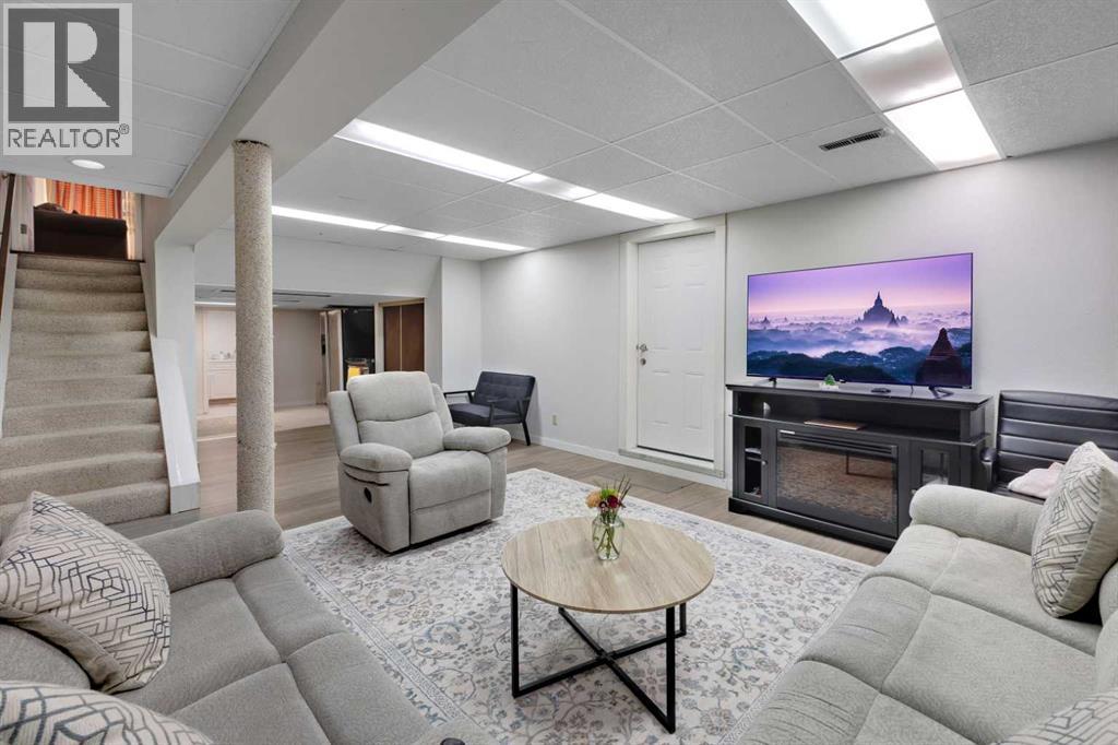 Single Family House 4 Level for Sale in  Templehill Bay NE Temple Calgary 