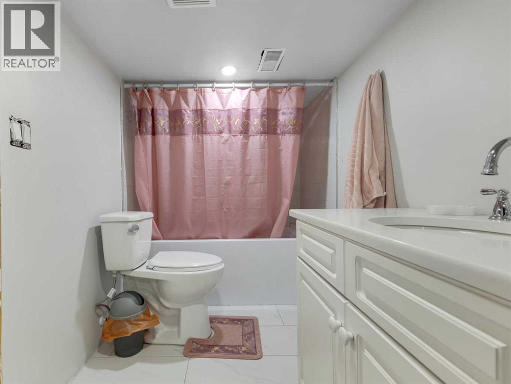 Single Family House 4 Level for Sale in  Templehill Bay NE Temple Calgary 