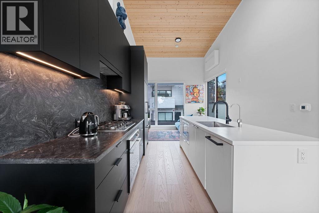 201 650 E 2ND STREET, North Vancouver