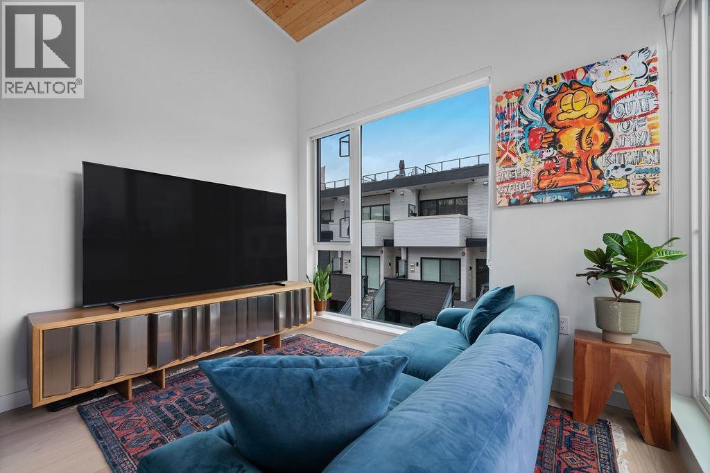 201 650 E 2ND STREET, North Vancouver