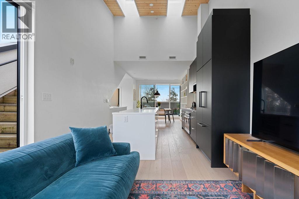 201 650 E 2ND STREET, North Vancouver