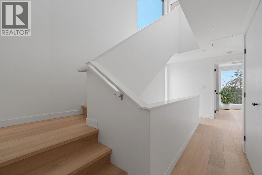 201 650 E 2ND STREET, North Vancouver