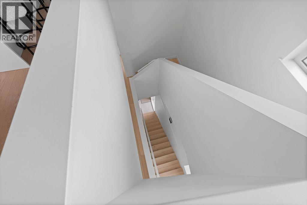 201 650 E 2ND STREET, North Vancouver