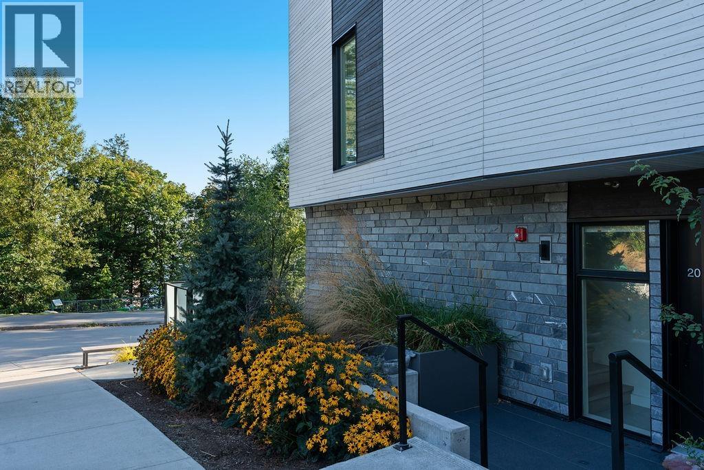 201 650 E 2ND STREET, North Vancouver
