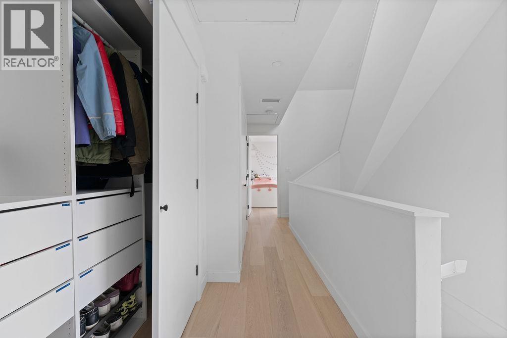 201 650 E 2ND STREET, North Vancouver
