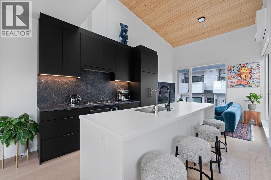 201 650 E 2ND STREET, North Vancouver