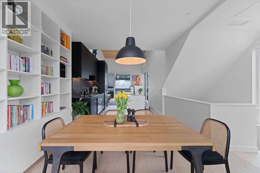 201 650 E 2ND STREET, North Vancouver