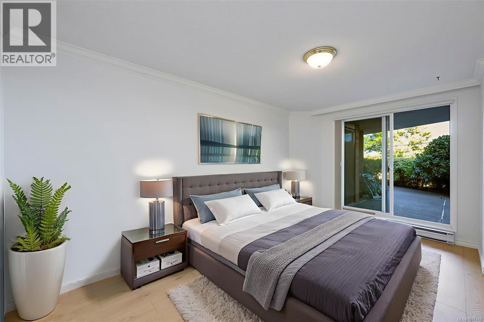 103 1375 Newport Avenue, Oak Bay