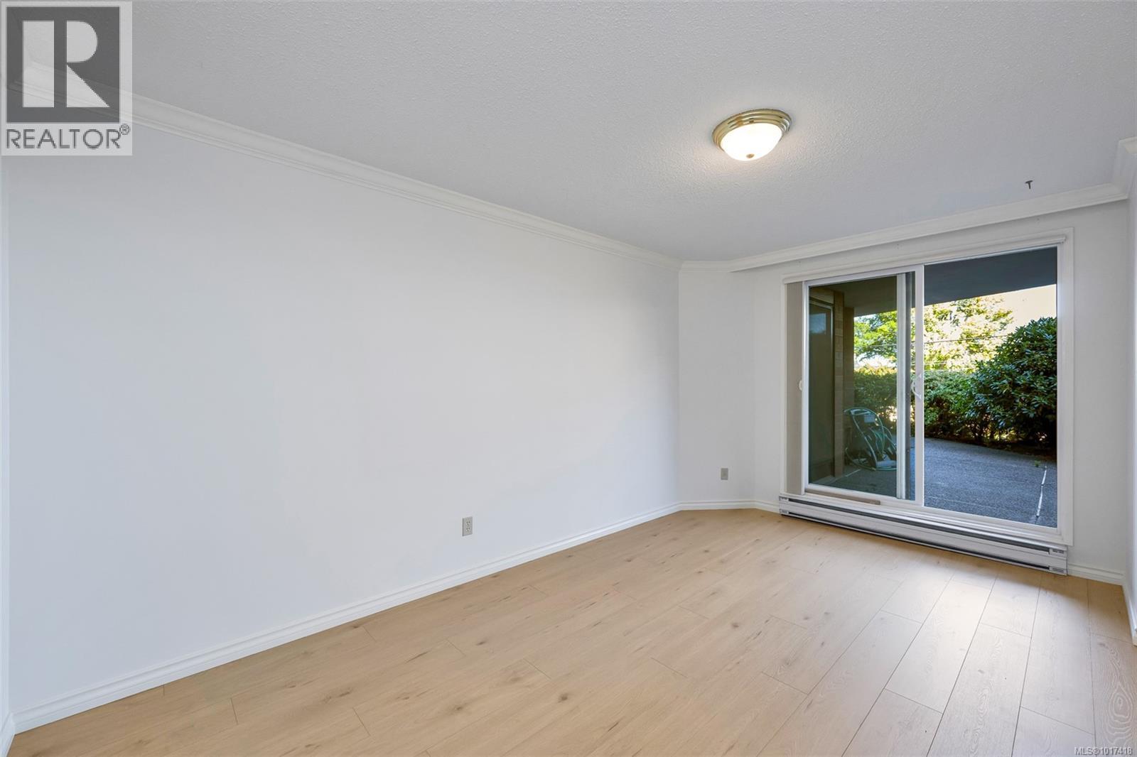 103 1375 Newport Avenue, Oak Bay