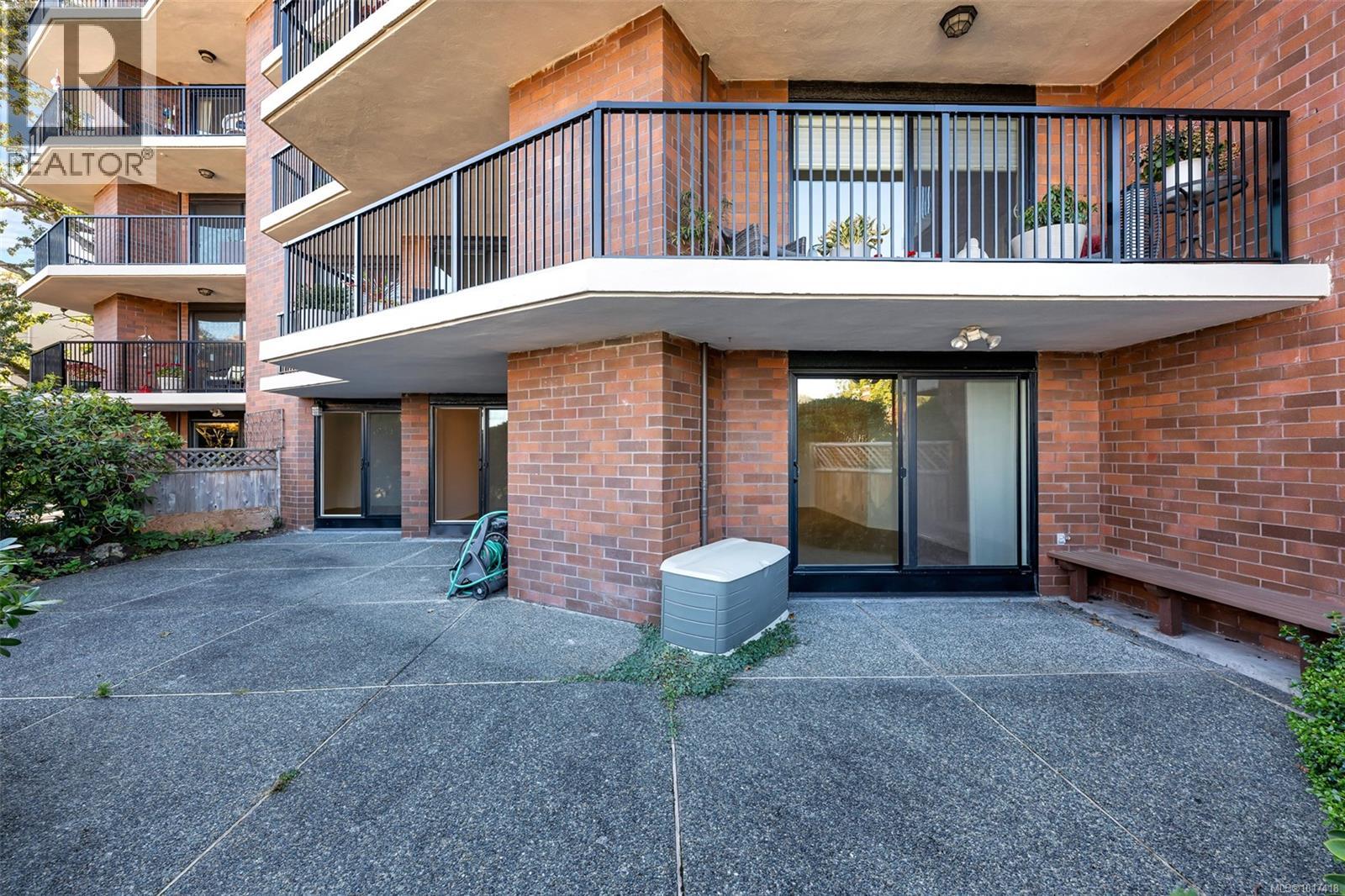 103 1375 Newport Avenue, Oak Bay