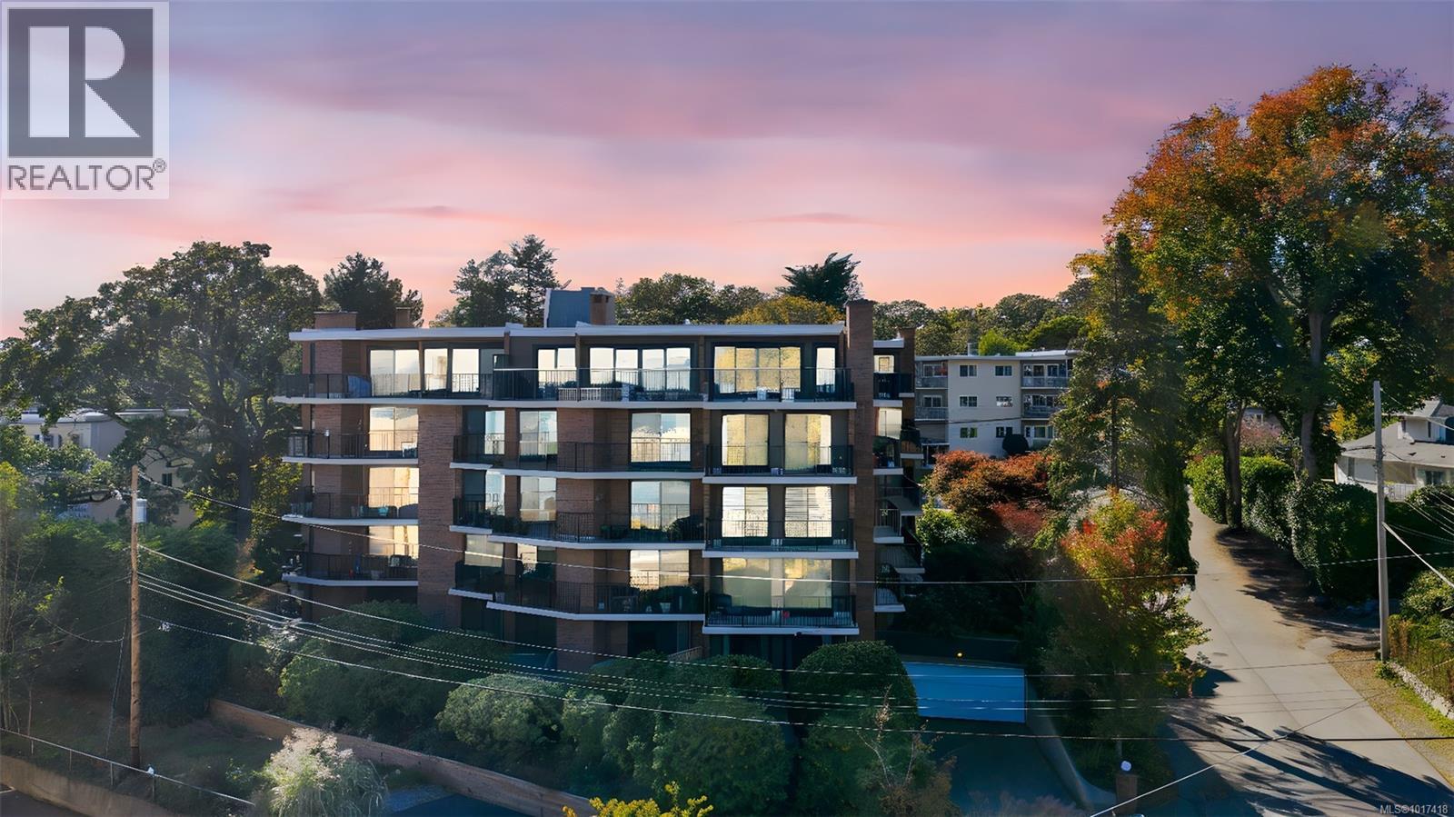 103 1375 Newport Avenue, Oak Bay