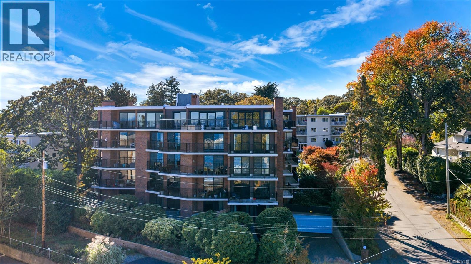 103 1375 Newport Avenue, Oak Bay