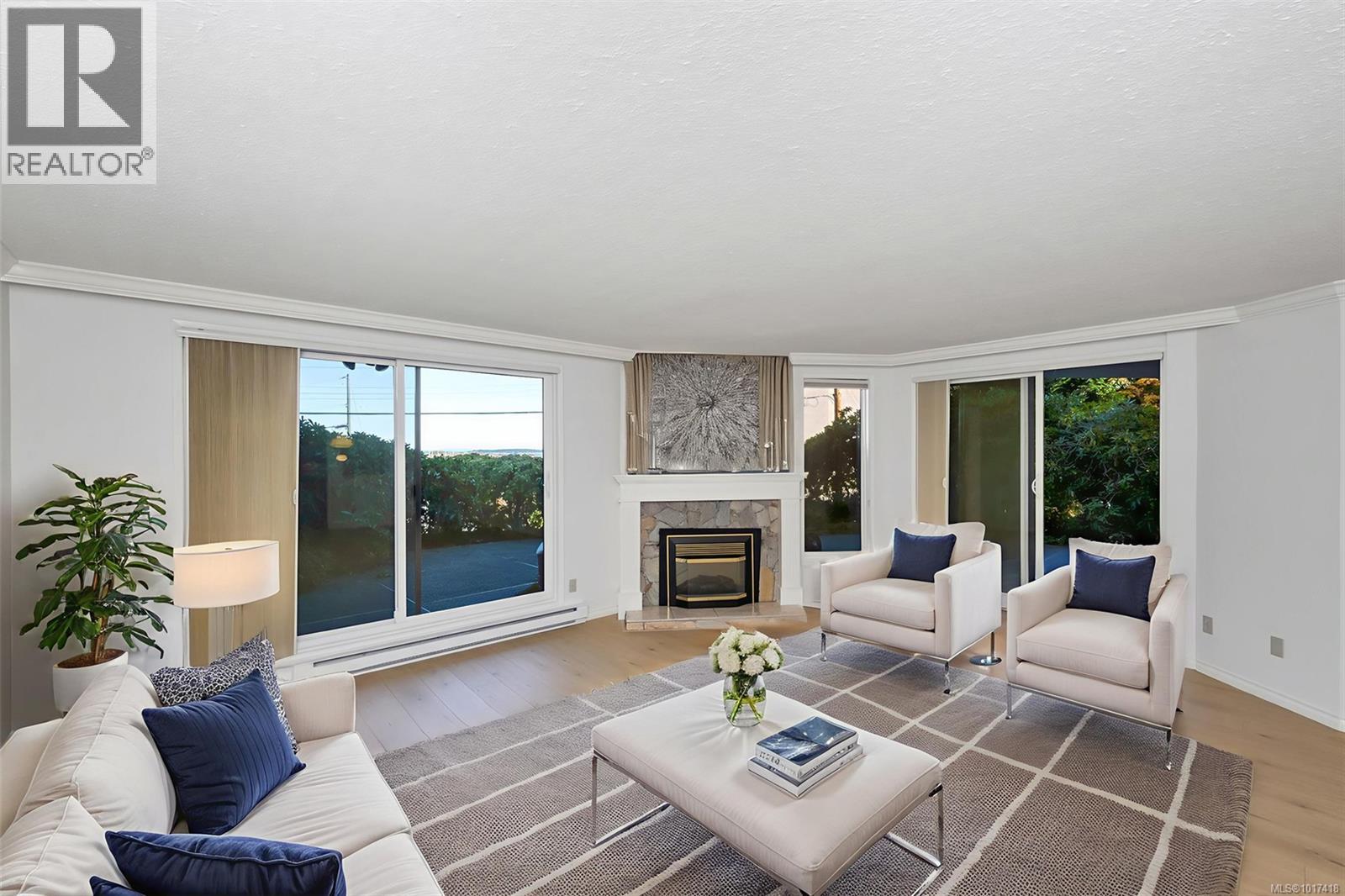 103 1375 Newport Avenue, Oak Bay