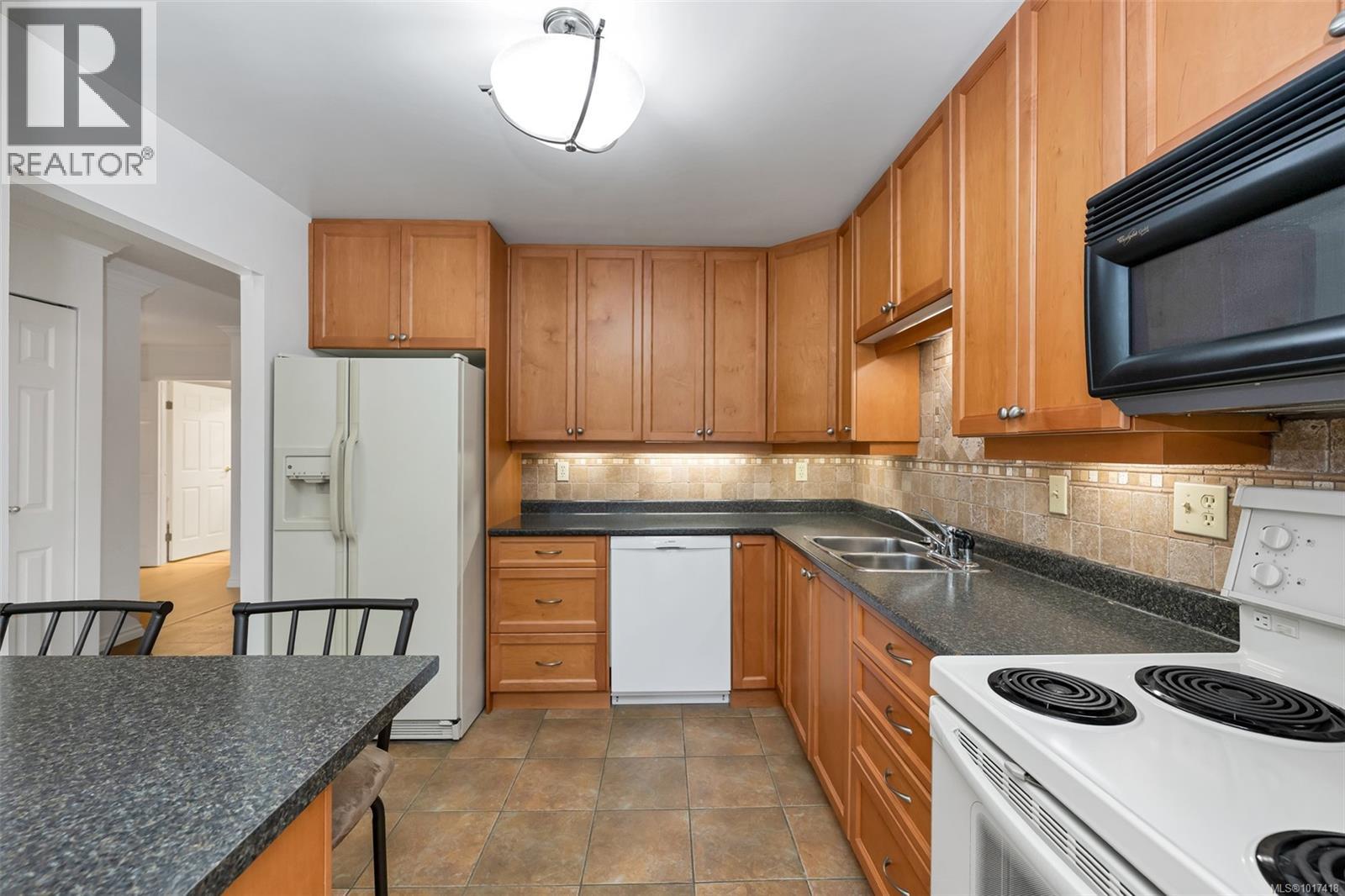 103 1375 Newport Avenue, Oak Bay