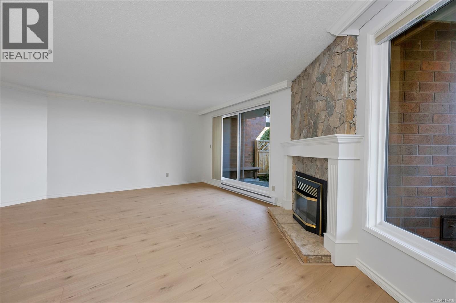 103 1375 Newport Avenue, Oak Bay