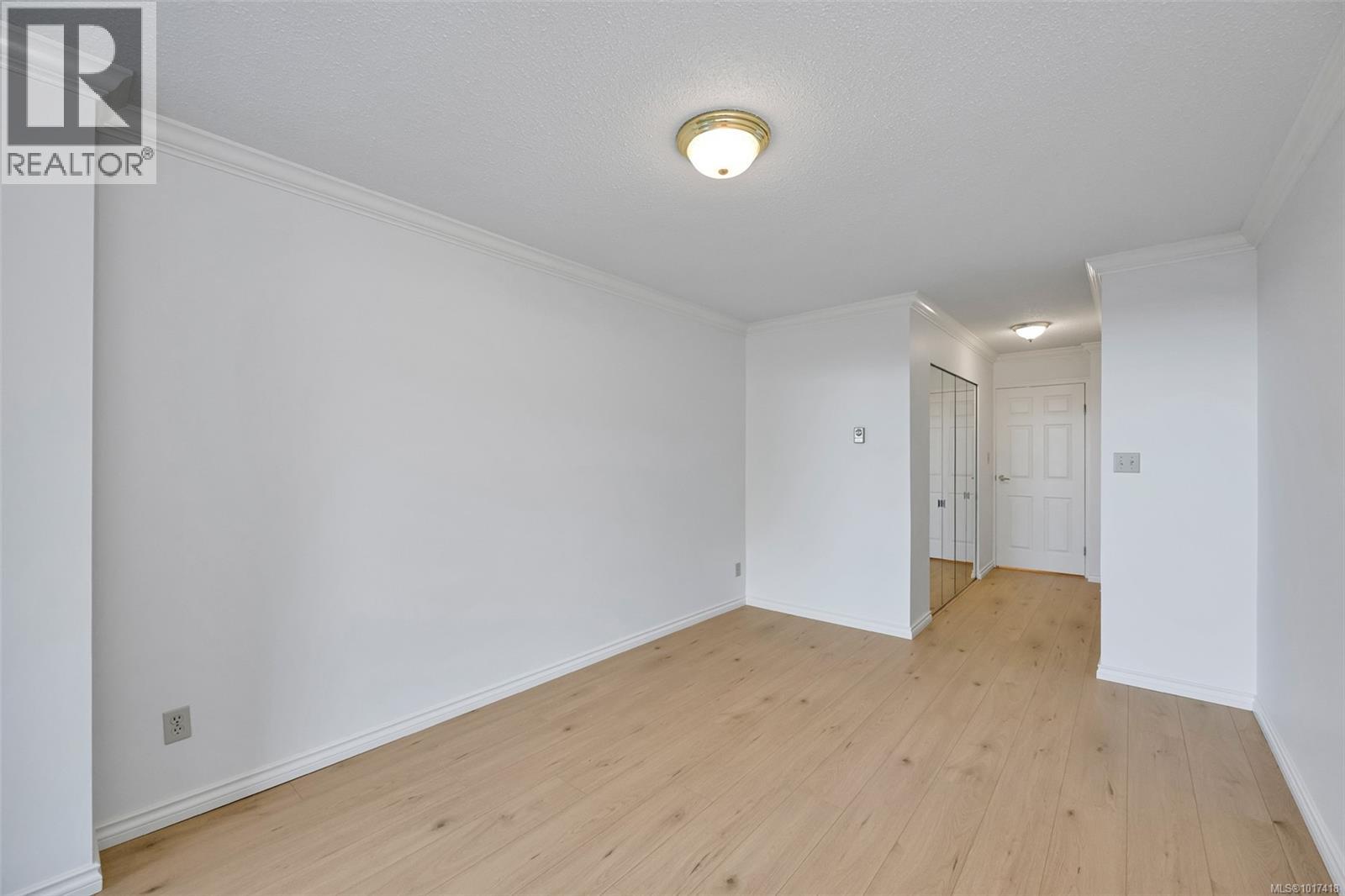 103 1375 Newport Avenue, Oak Bay