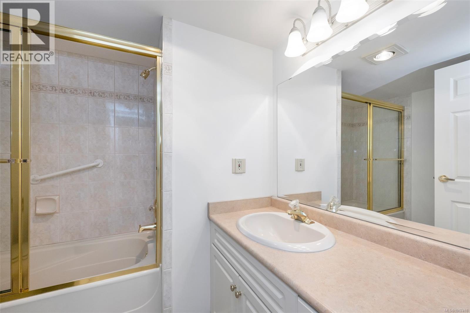 103 1375 Newport Avenue, Oak Bay