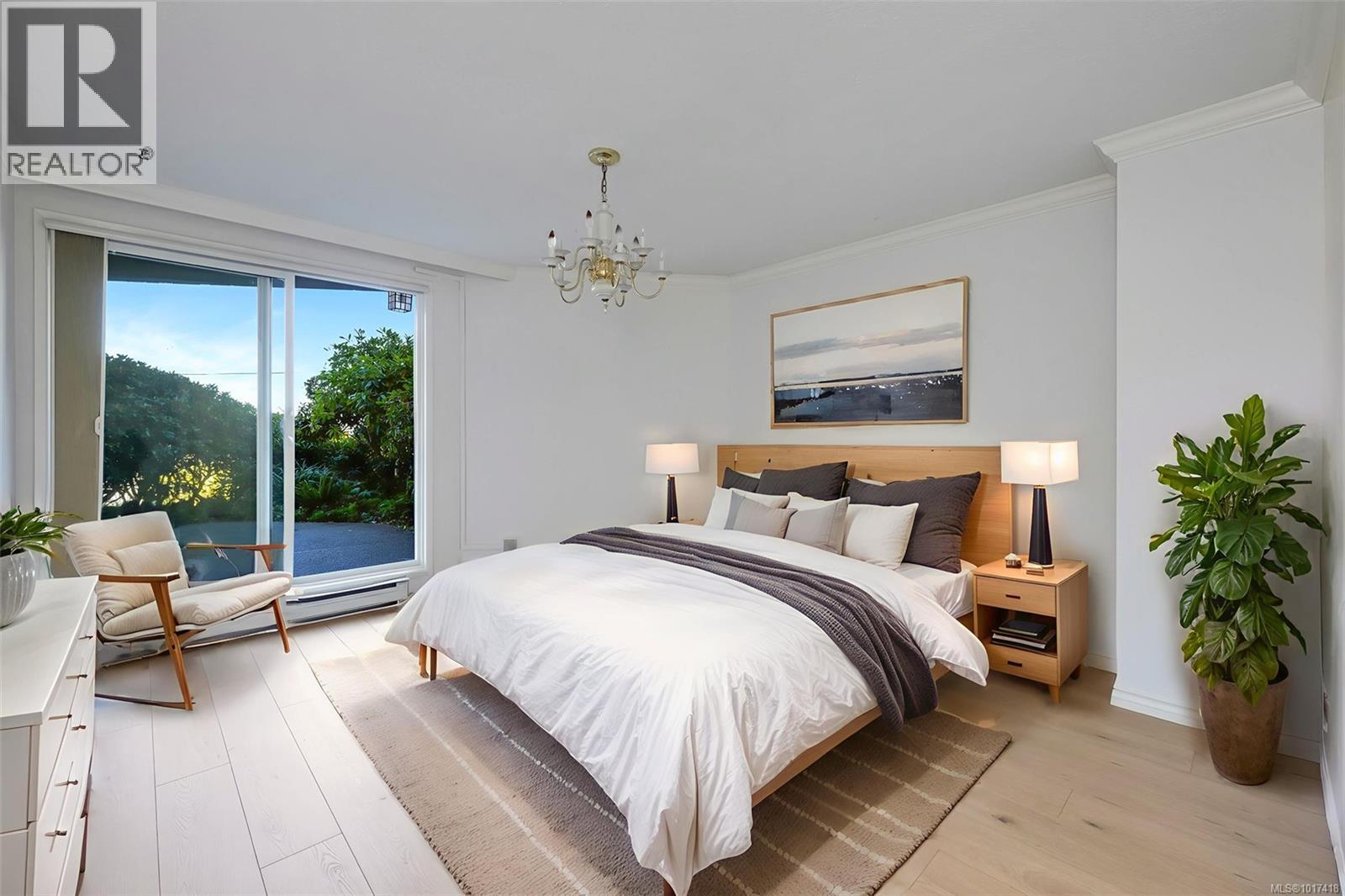 103 1375 Newport Avenue, Oak Bay