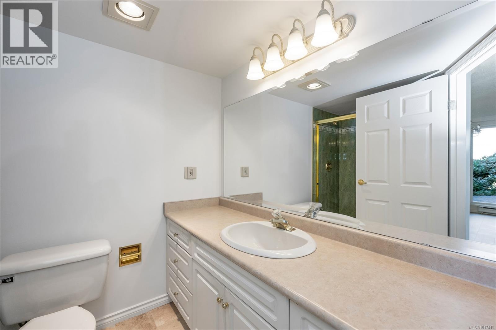 103 1375 Newport Avenue, Oak Bay