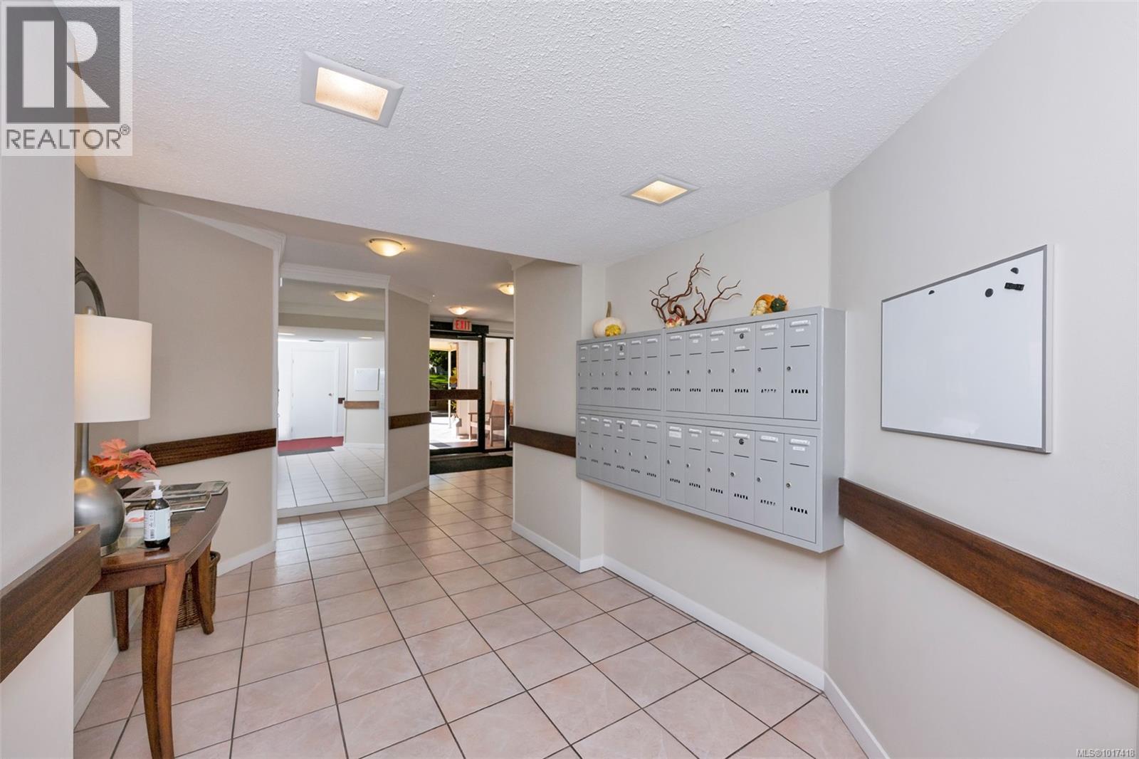 103 1375 Newport Avenue, Oak Bay
