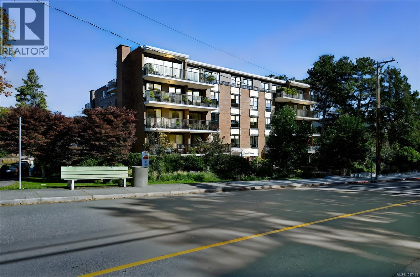103 1375 Newport Avenue, Oak Bay