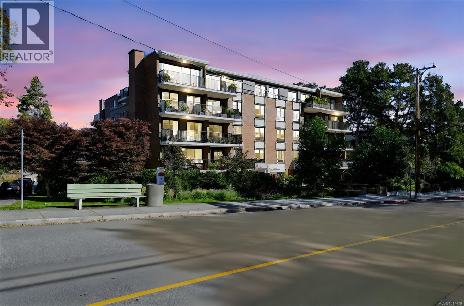 103 1375 Newport Avenue, Oak Bay
