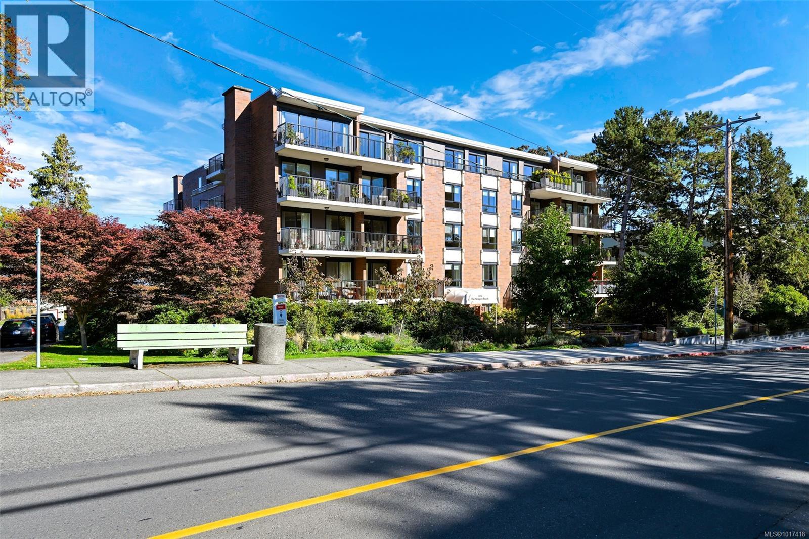 103 1375 Newport Avenue, Oak Bay
