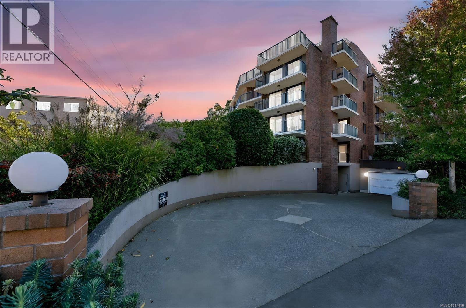 103 1375 Newport Avenue, Oak Bay