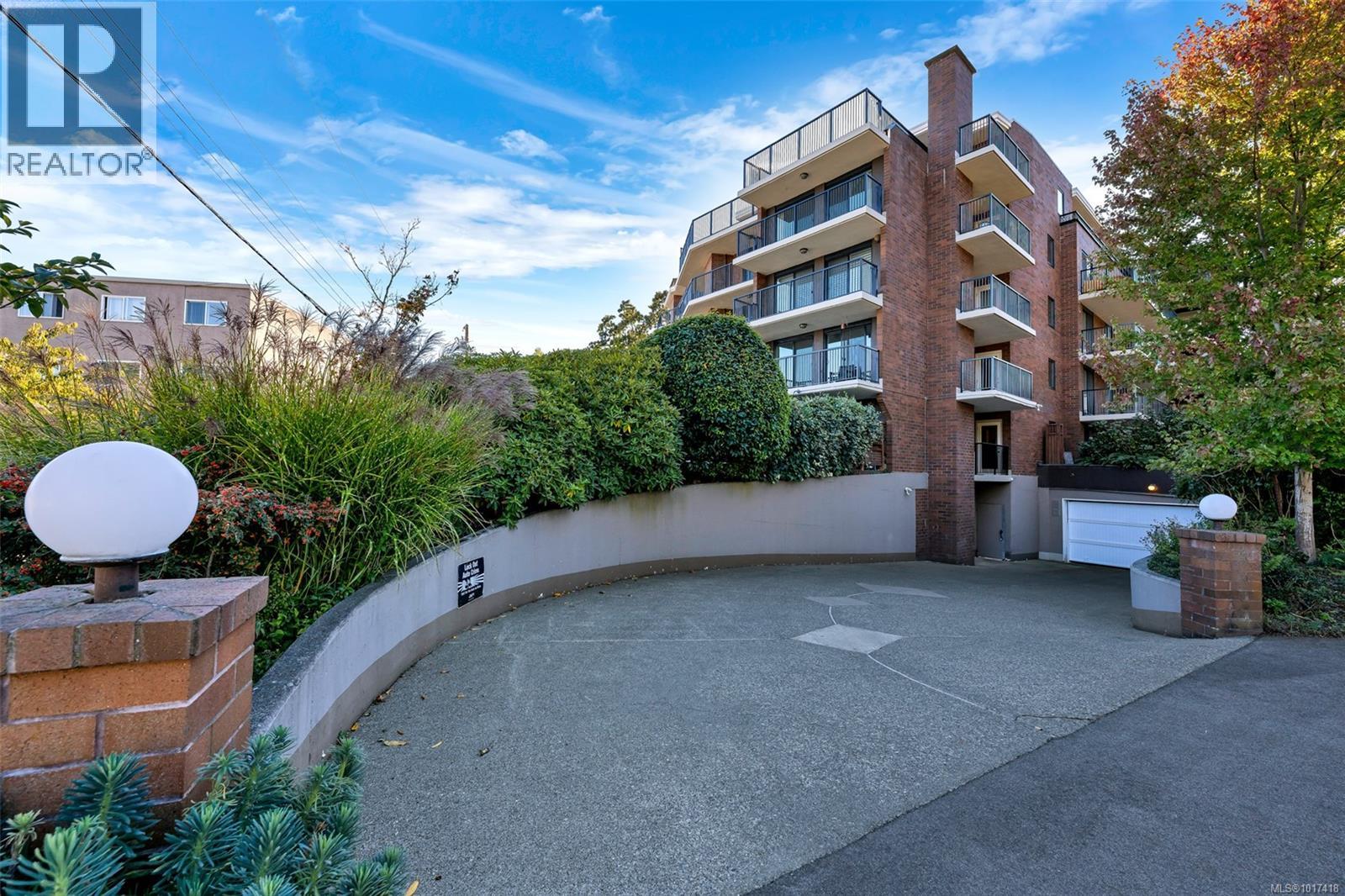 103 1375 Newport Avenue, Oak Bay