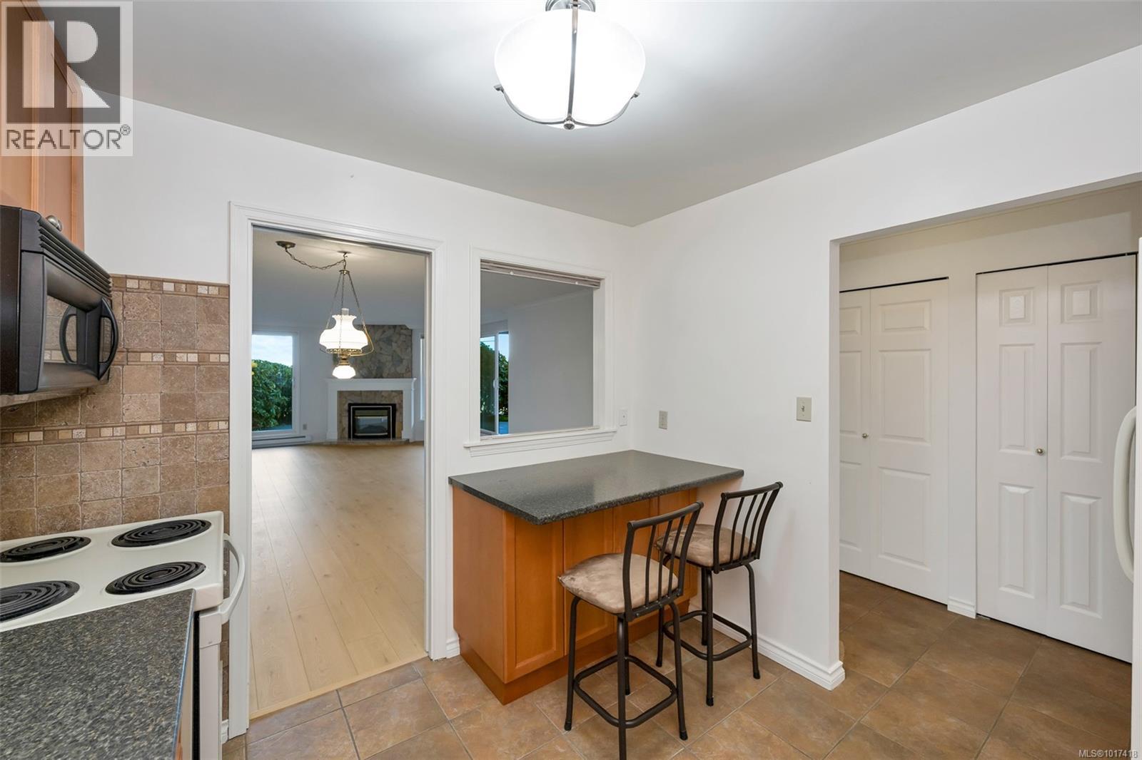 103 1375 Newport Avenue, Oak Bay