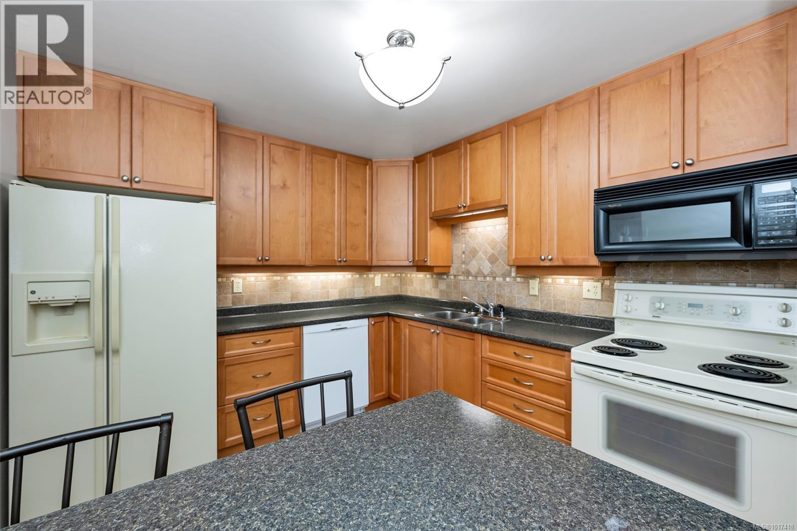 103 1375 Newport Avenue, Oak Bay