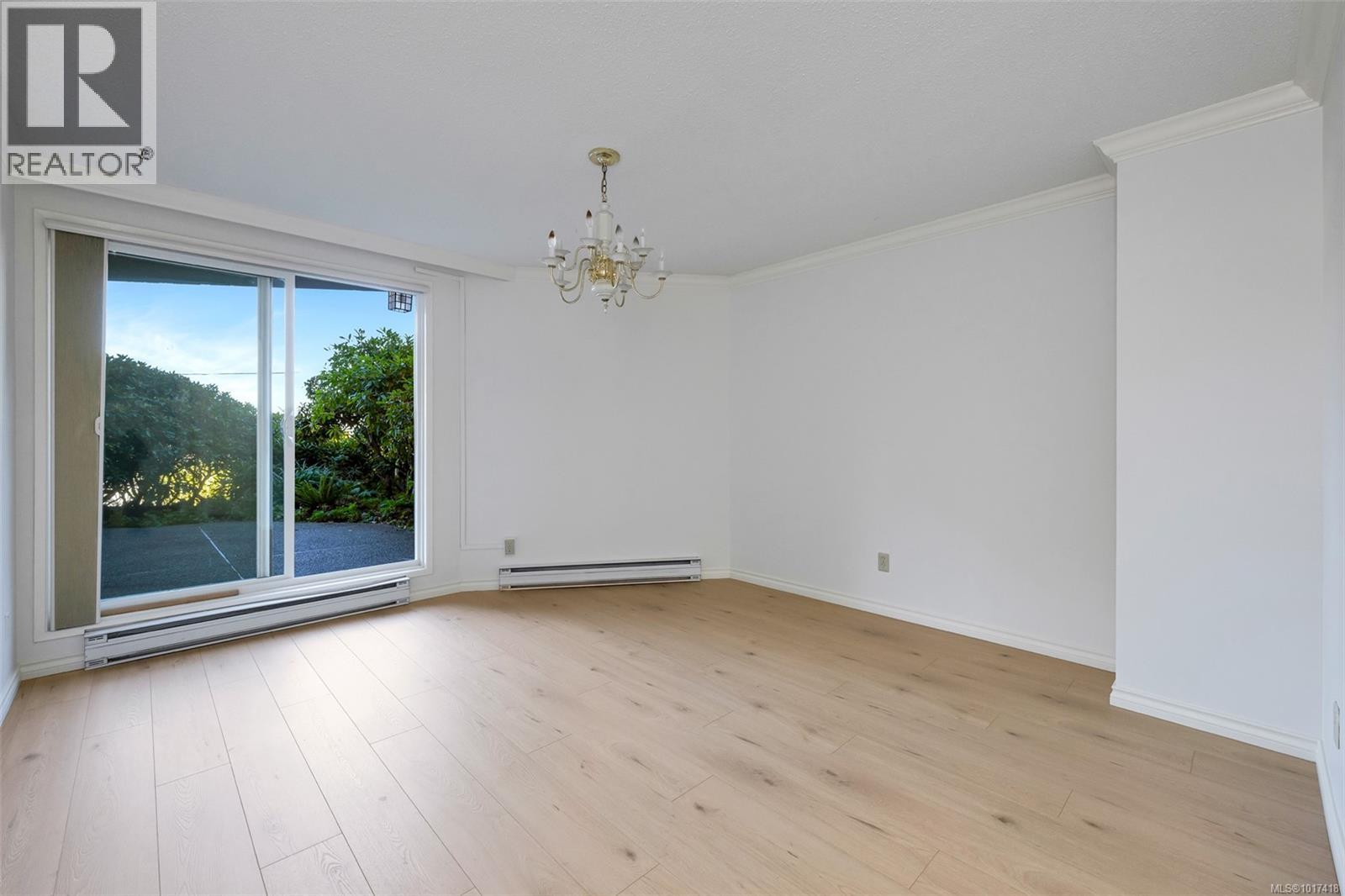 103 1375 Newport Avenue, Oak Bay