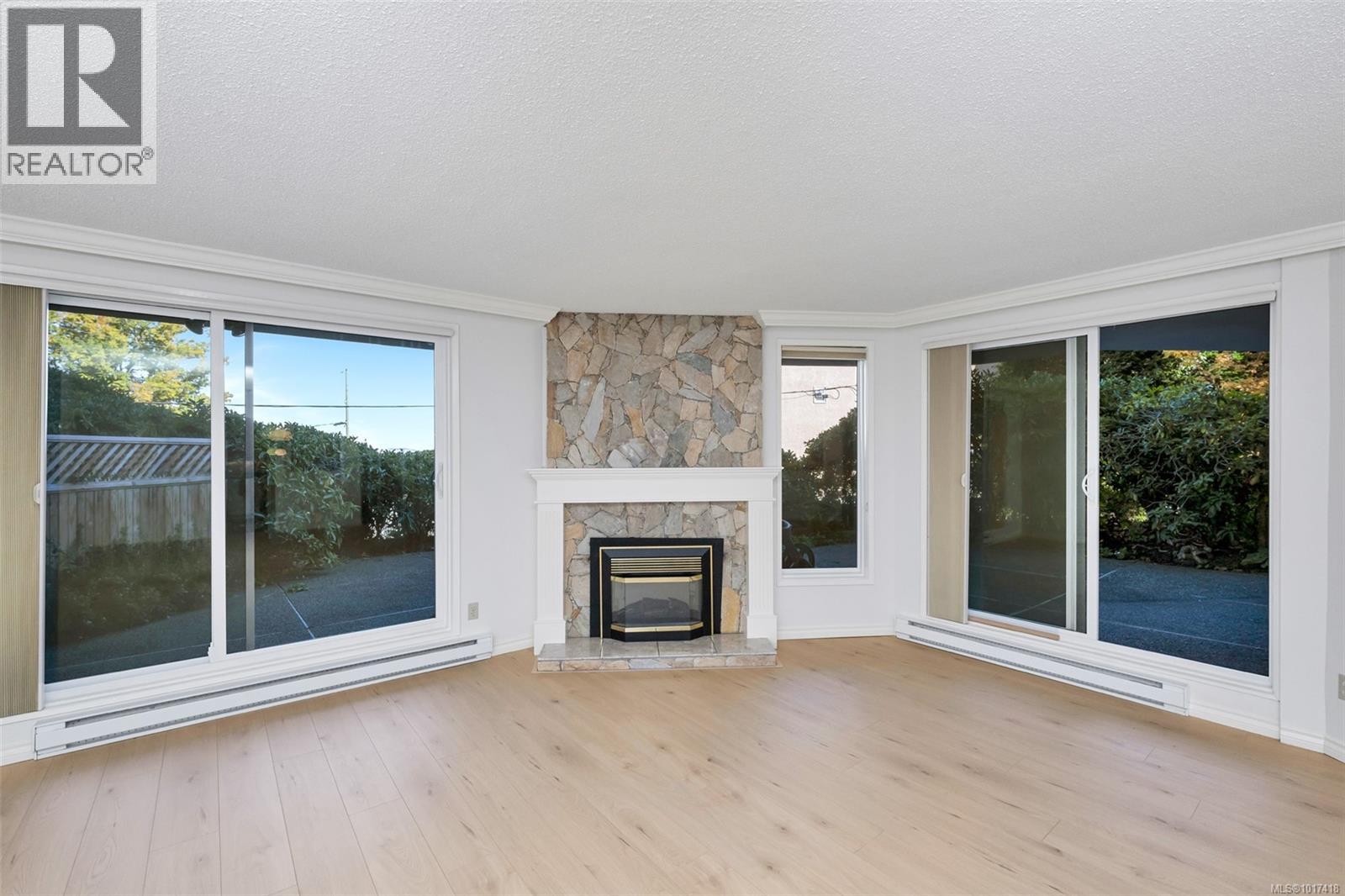 103 1375 Newport Avenue, Oak Bay