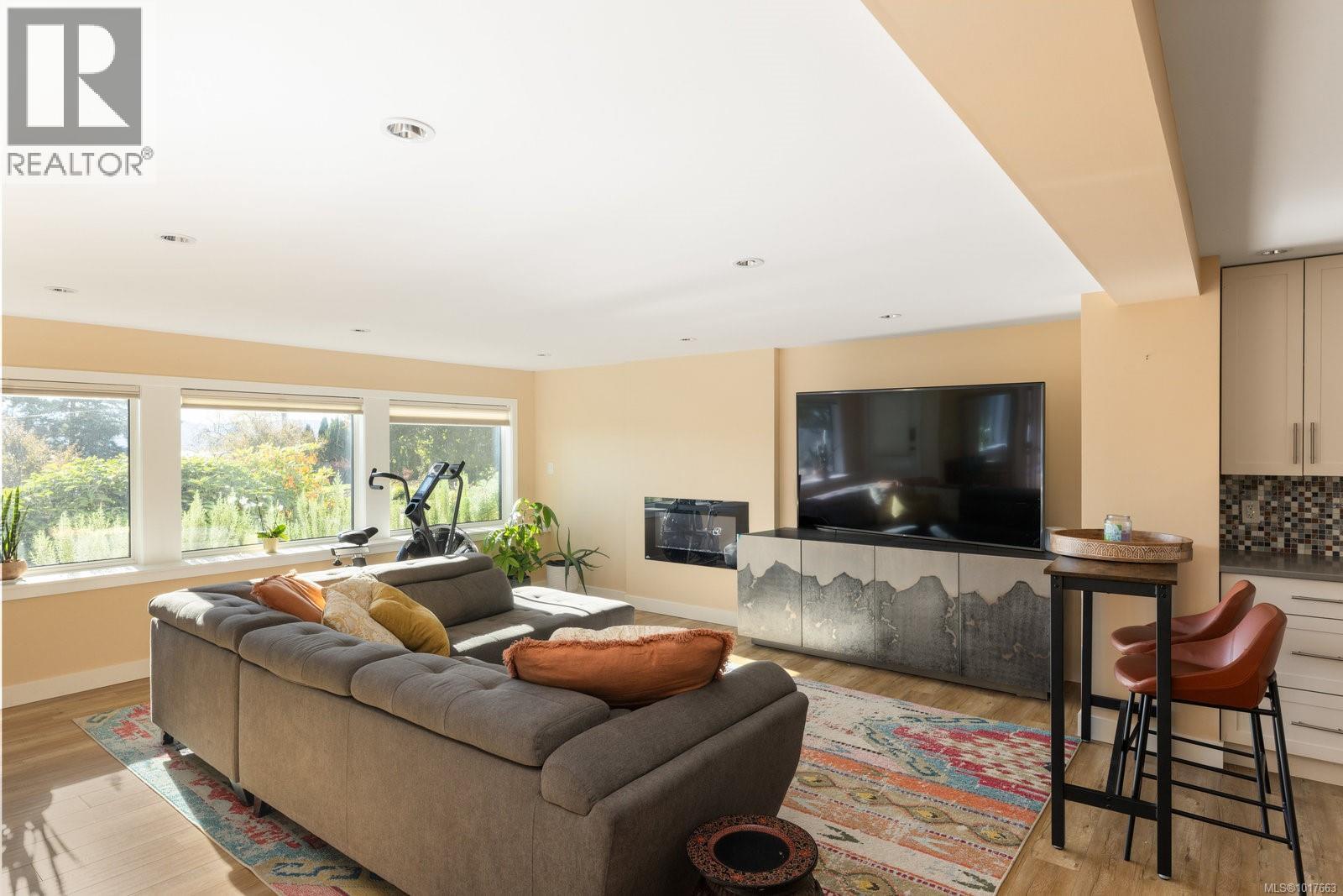  11321 Chalet Road, North Saanich