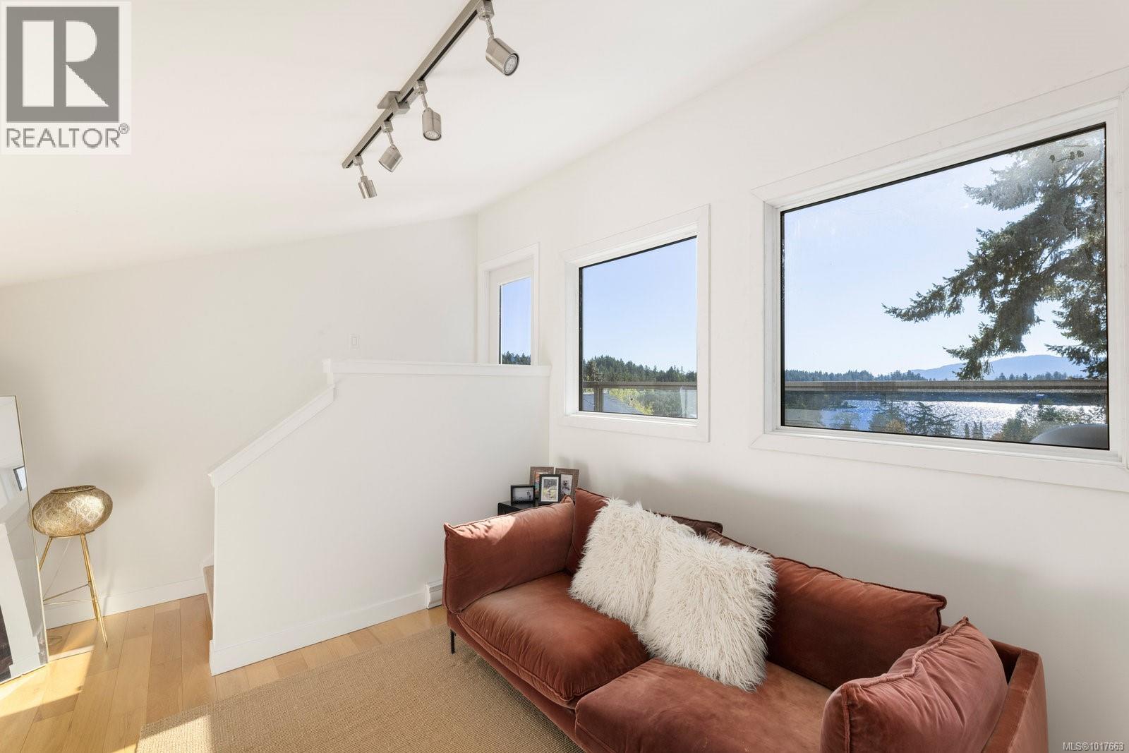  11321 Chalet Road, North Saanich