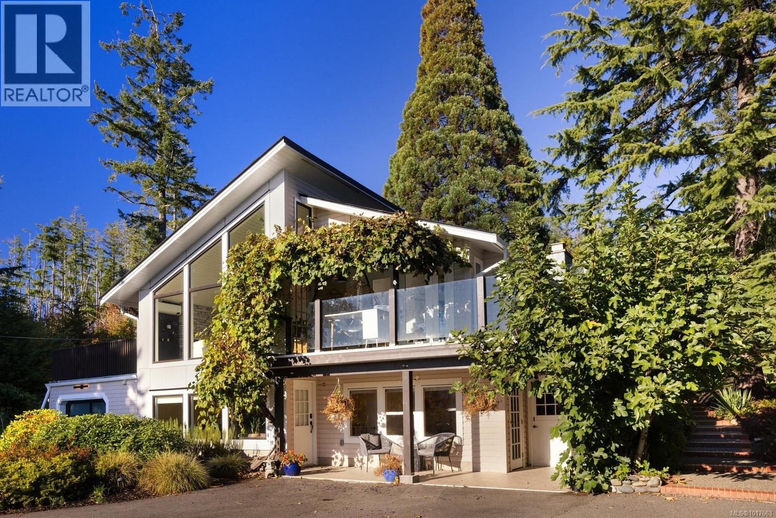 11321 Chalet Road, North Saanich