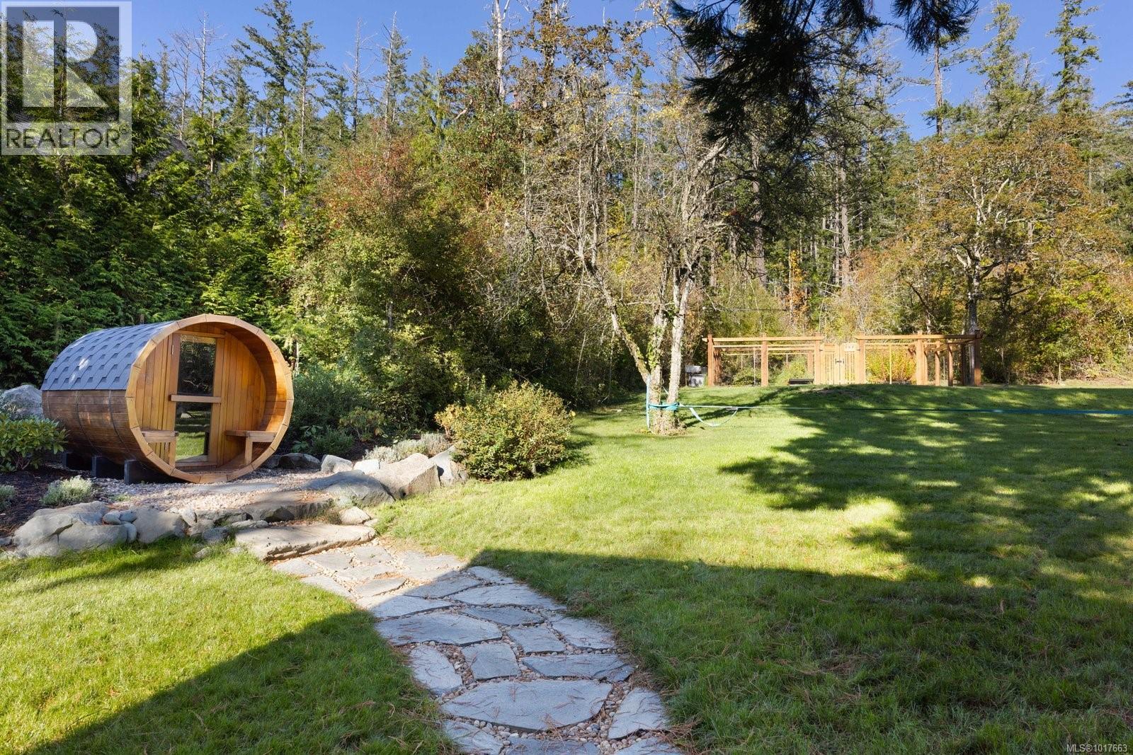  11321 Chalet Road, North Saanich