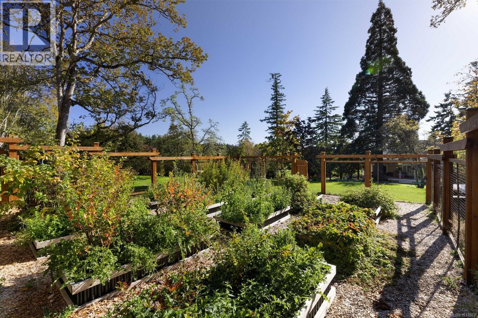  11321 Chalet Road, North Saanich